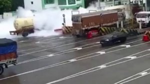 В Индии автоцистерна с газом протаранила пункт оплаты проезда на платной трассе, погибли 4 человека.