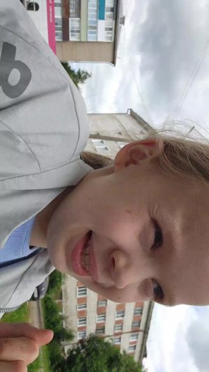 Идём  с подругой с кафе