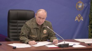 Владимир Путин провел большое совещание в пункте управления Объединенной группировки войск СВО.