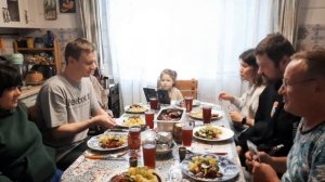 Тут не просто трапеза. Тут семейная спецоперация.