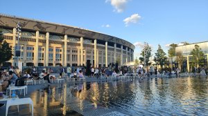 Лужники Московская тусовка у фонтана Водная гладь.