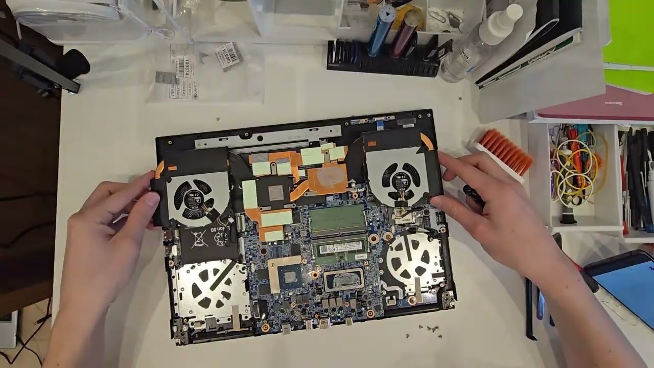Gigabyte G6 MF разборка и замена термопасты на Laird TPCM 7250 смотреть онлайн
