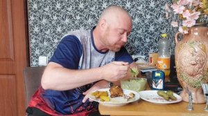 Мукбанг. Курица и картошка из аэрогриля. Солёные огурцы и кабачки с горчицей.