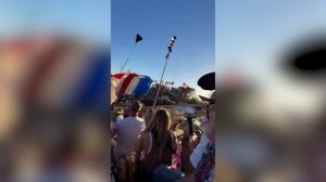 Парашютист с американским флагом зацепился за дерево и рухнул на палатку с пивом в Калифорнии