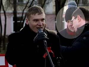 Нападение на журналистов и разбитая камера: появилось видео с Первомайской площади
