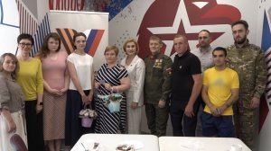 Инна Орлова вручила карточки членов Пушкинского отделения ассоциации ветеранов СВО