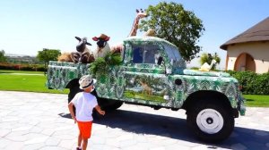 Малыш Крис изучает животных в зоопарке с Владом и Никитой