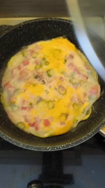 Завтрак: яичница с овощами и рисовой бумагой🍳🤌