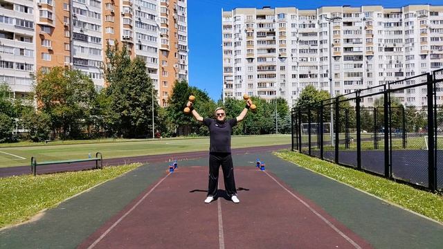 Фитнес упражнения с деревянными гантелями весом 1.0 кг