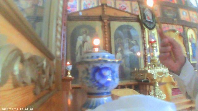 Зажигаю лампады в храме к началу Всенощного Бдения 4 июля 2026
