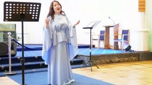 Александра Конева исполняет «Quia respexit» из «Magnificat» Баха. Орган — Олеся Кравченко