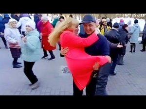 ВАСИЛЬКОВОЕ ПЛАТЬЕ... ЗВУЧИТ НА ГОМЕЛЬСКОЙ ТАНЦПЛОЩАДКЕ...