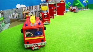 Пожарные Машинки собираются на базе! Видео для детей 🚒🚨