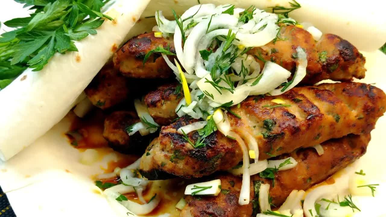 ВКУСНЕЙШИЙ ЛЮЛЯ КЕБАБ НА СКОВОРОДЕ. Сочный, ароматный, красивый/ Очень простой рецепт приготовления смотреть онлайн