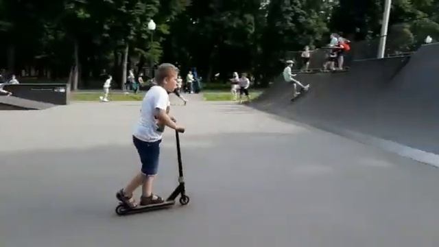Катаюсь на самокате по рампам смотреть онлайн