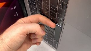 Как безопасно снять клавишу ПРОБЕЛ на клавиатуре бабочка 🦋 MacBook (2015–2019) — не ломай крепления