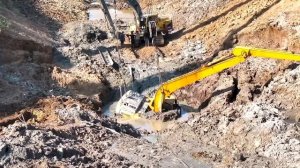 OMG!! UNEXPECTED RECOVERY!! 😲 Huge Crane Truck Rescues Long Arm Excavator Stuck in Deep Mud!