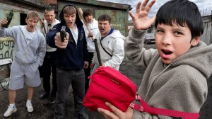 БАНДА ШКОЛЬНИКОВ НАШЛИ ПИСТОЛЕТ И ГРАБЯТ ВО ДВОРАХ. ОНИ НИКОГО НЕ БОЯТСЯ…