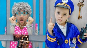 Я арестовал СЕКРЕТНОГО ПРЕСТУПНИКА в нашем доме! 😱👮♂️ (Он украл кота?!) (4:06)