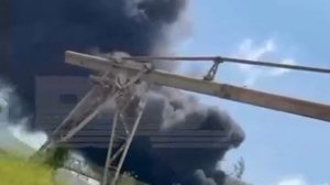 Мощный пожар вспыхнул на складе лакокрасочных материалов в Ставрополе - огромный столб дыма поднялся
