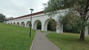 Утки в позеленевшем озере. Парк Акведук , Москва, 4 июля
