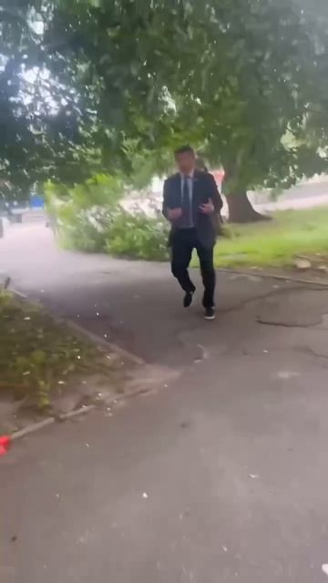Укрочиновник Тищенко хотел подраться с парнем, но не догнал его. Парень заявил, что он ЛОШАРА смотреть онлайн