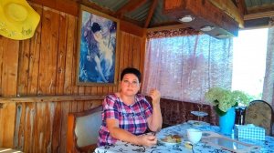 ЖИЗНЬ В СЕЛЕ:ЗАВТРАК/ХОДИТ ЗАГЛЯДЫВАЕТ ВСЕМ В РОТ