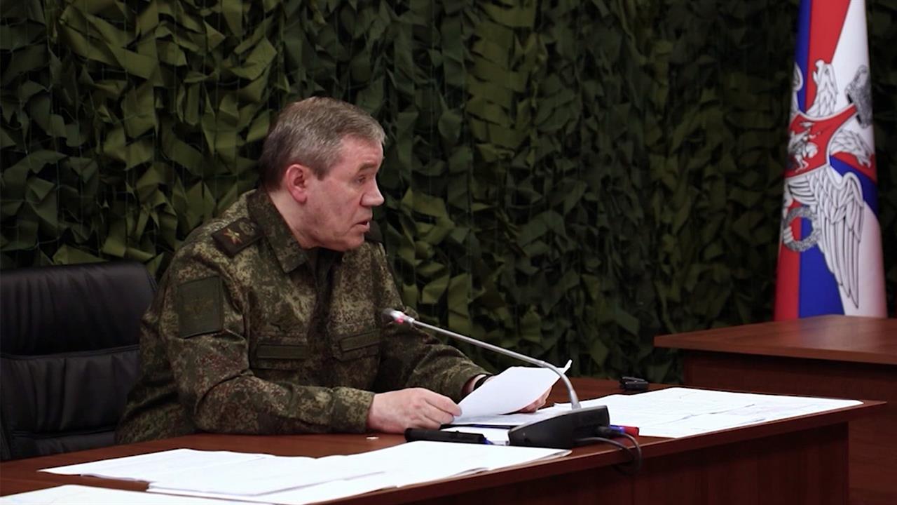 Владимир Путин заслушал доклад начальника Генштаба ВС РФ о текущей обстановке в зоне СВО. смотреть онлайн