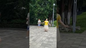 20260704 Дискофитнес Народная дискотека Жители Орла танцуют у фонтана город Орёл ПКиО блютус колонка
