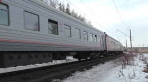 ТЭП70-0513 с пригородным поездом Екатеринбург-Пасс. — Алапаевск и двумя старыми вагонами в составе