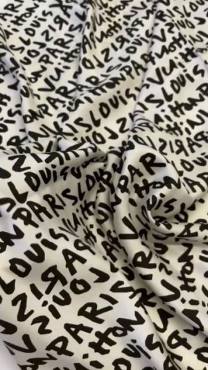 Шелк Lois Vuitton в молочном цвете с надписями