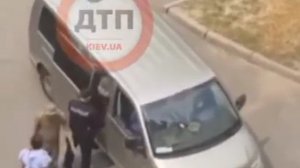 Киев - занос тела в бус. Тело временно живое на фронт не хочет и очень заунывно орет.
