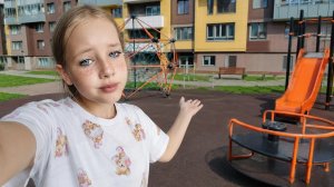 Вика показывает детскую площадку в Санкт-Петербурге
