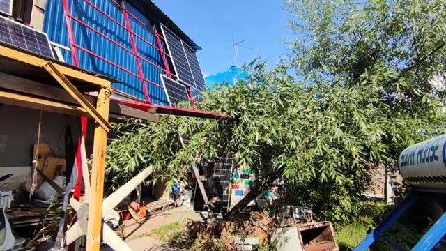 Самостоятельная установка больших солнечных панелей одному на 330 Ватт каждая