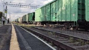 Синара 2эс6 с грузовым поездом и приветливые локомотивная бригада