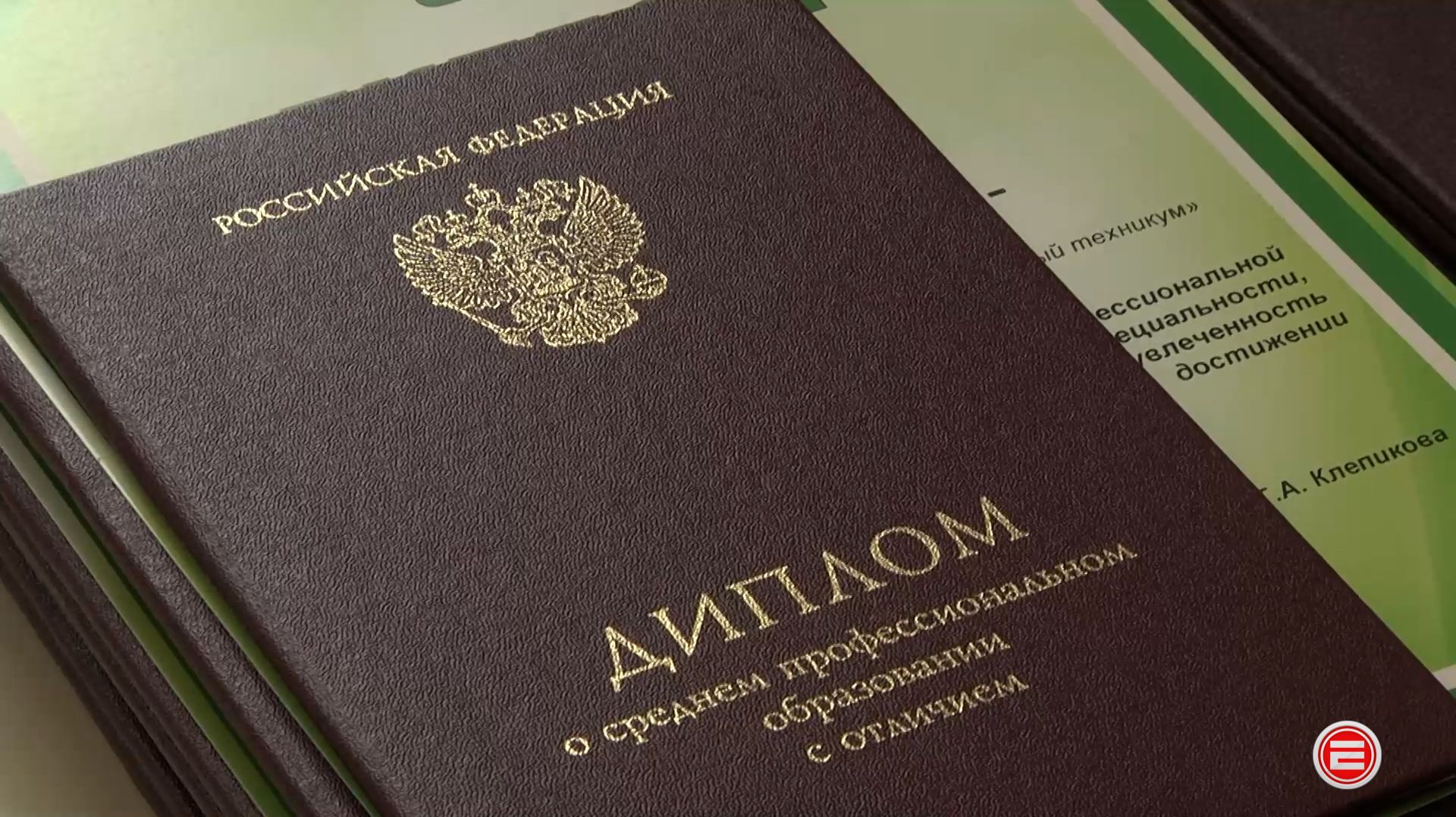 В Ревде более ста выпускников колледжей и техникума получили красные дипломы смотреть онлайн