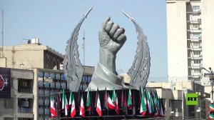 قبيل مراسم جنازة خامنئي.. طهران تنصب تمثالا لقبضة كتب عليها: «يجب أن ننهض»