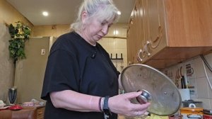 ОНА ПО БАБКАМ БЕГАЕТ/ЖЕНЯ КАК С ЦЕПИ СОРВАЛСЯ!