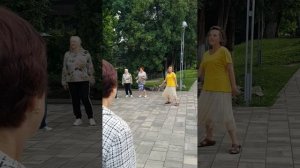 20260704 Дискофитнес Народная дискотека Жители Орла танцуют у фонтана город Орёл ПКиО блютус колонка
