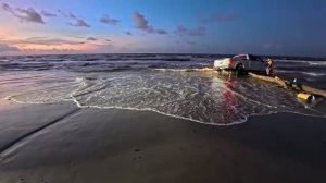 Полноприводный Форд застрял на отливе. Вытаскиваем технику из моря.