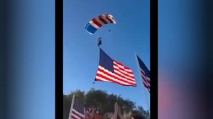 Парашютист с огромным флагом США врезался в пивной шатёр во время праздника в Калифорнии.