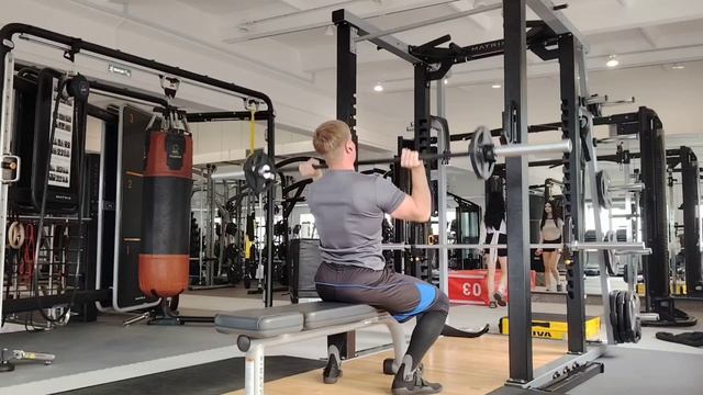 Жим штанги сидя, разминка 30 кг.