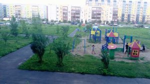 я смотрю как играют на площадке дети в в городе Омск