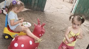 Ева и Мия гуляют