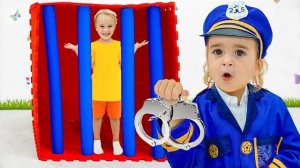 Алиса и её мама проходят через секретные комнаты, чтобы помочь Крису