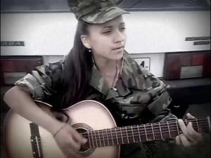 Девушка шикарно поет под гитару