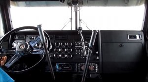 Kenworth W900L с тремя рычагами переключения передач.