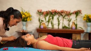 Masaje ASMR de cuerpo completo con Doña Esperanza susurros, relajación, cosquillas y hormigueo 😴