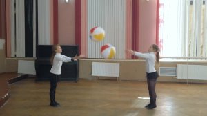 Мячик-по мячу ладошкой бьём, разминка для детей