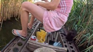 ЖЕНА ЛОВИТ РЫБУ ДЛЯ РЫЖЕГО КОТА! 😹